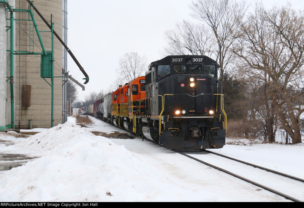 Black brick 3037 leads two orange SD40's north for Bay City